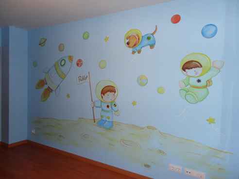 mural pintado de astronautas y dibujos de planetas y del espacio sobre la pared